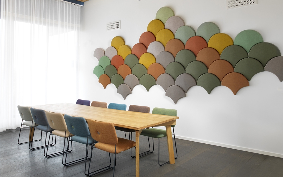 迷人的银杏叶声学吸音板 带来一室绚丽美景